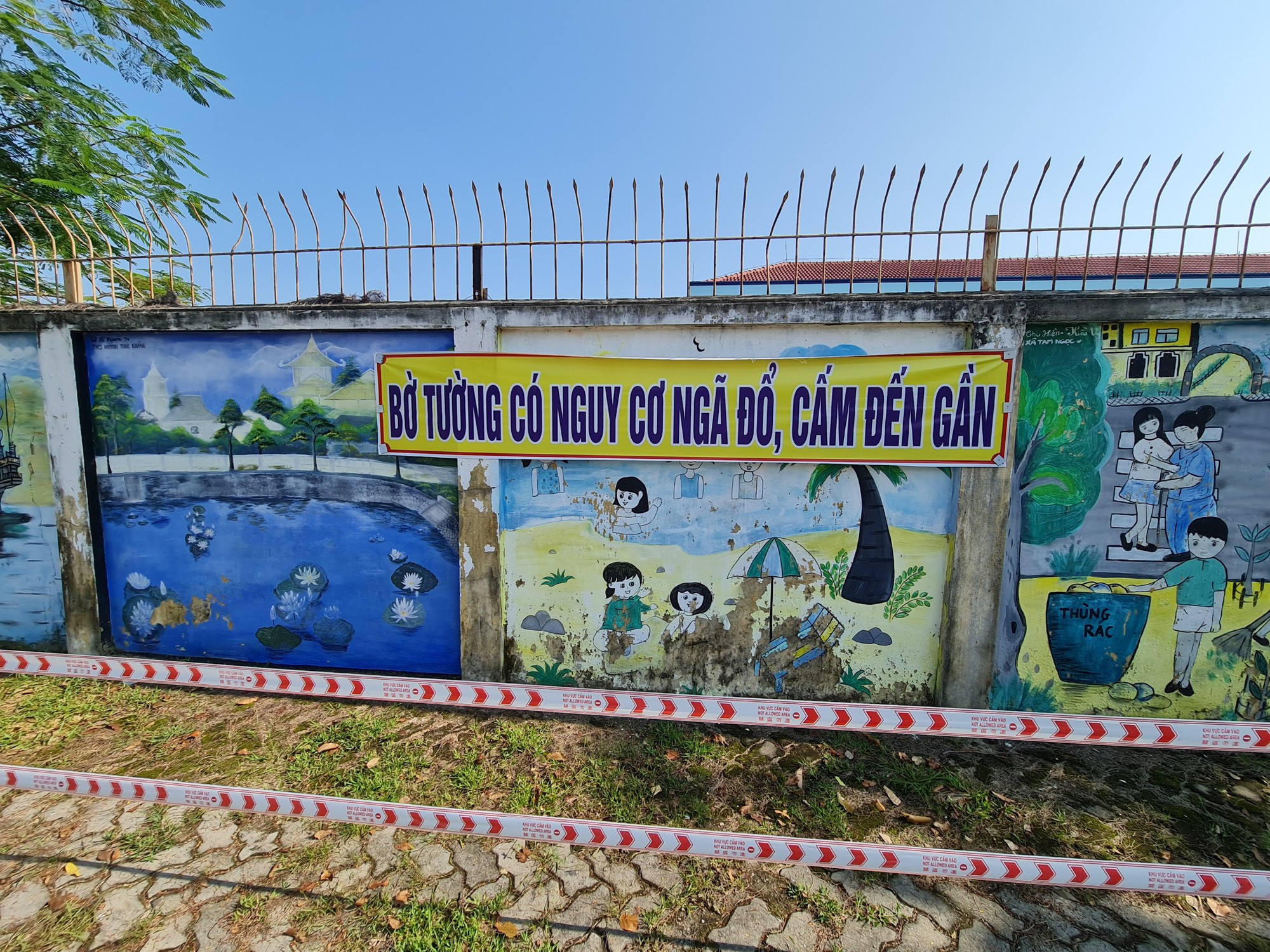 Quảng Nam: Trường học “cầu cứu” vì bức tường hơn 140m nguy cơ sập bất cứ lúc nào - Ảnh 1.
