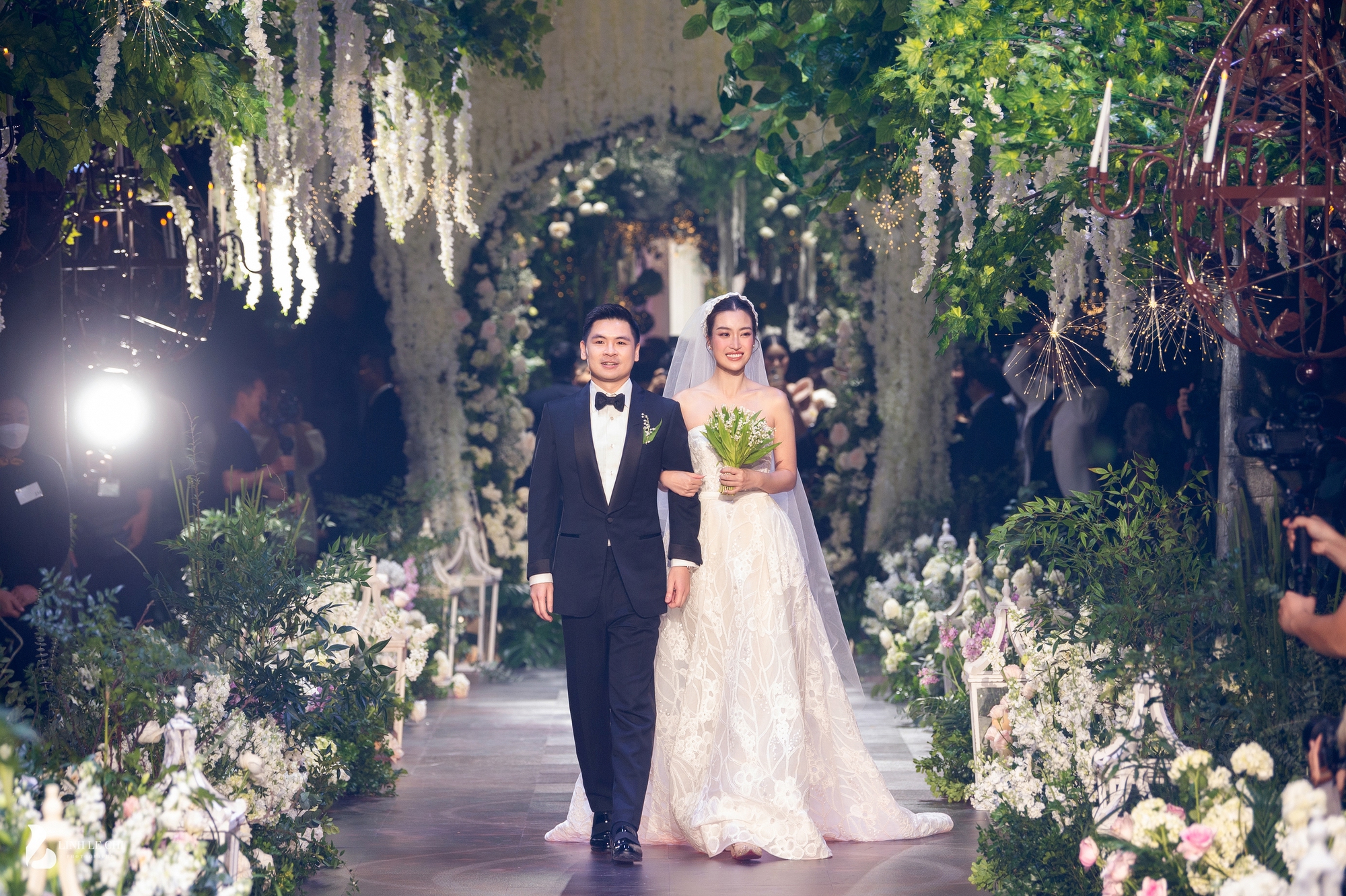 Đám cưới Đỗ Mỹ Linh với Chủ tịch CLB Hà Nội gây &quot;choáng&quot; vì đẹp như cổ tích, nhận quà cưới &quot;khủng - Ảnh 1.
