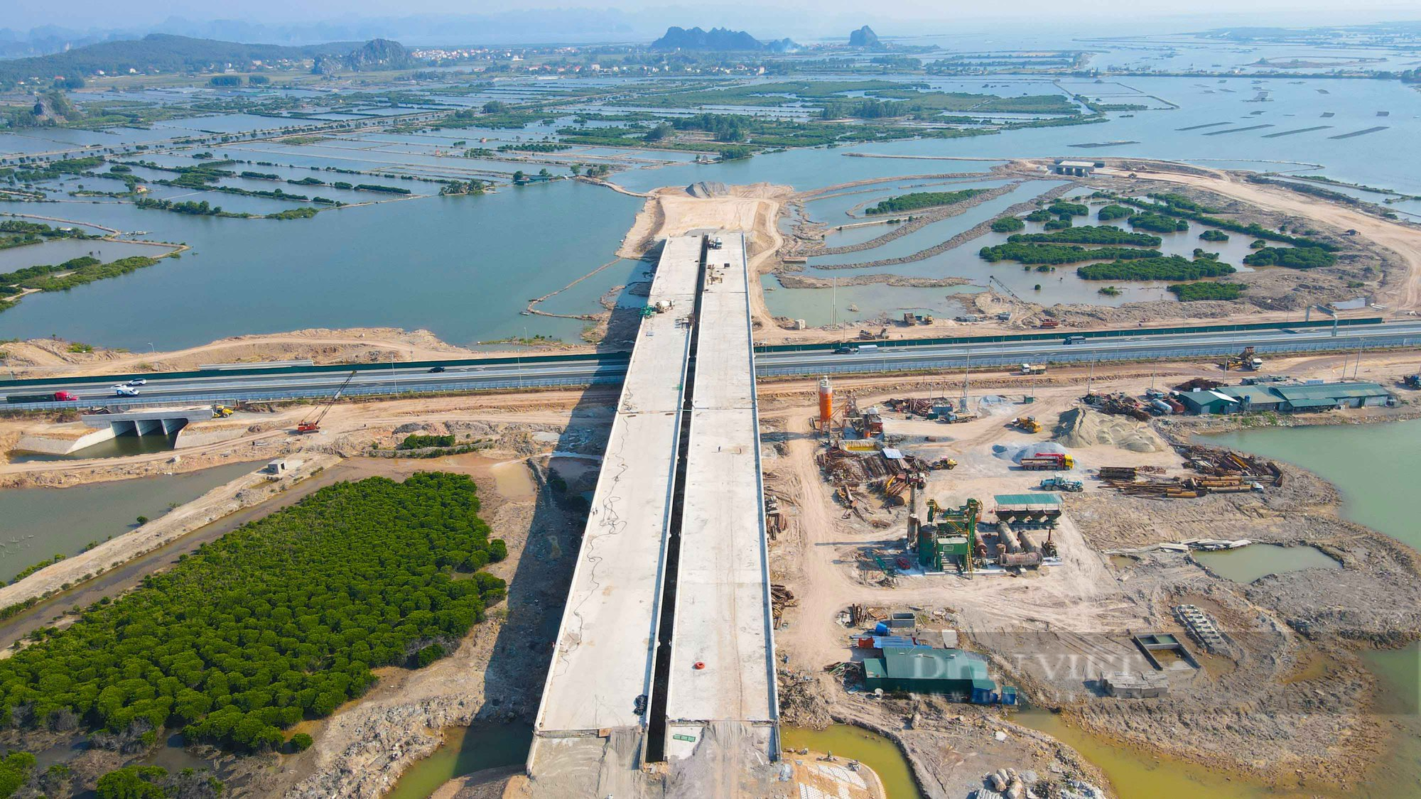 Chiêm ngưỡng hai nút giao thông nghìn tỷ nằm trên cao tốc Hạ Long - Hải Phòng đang được xây dựng - Ảnh 2.
