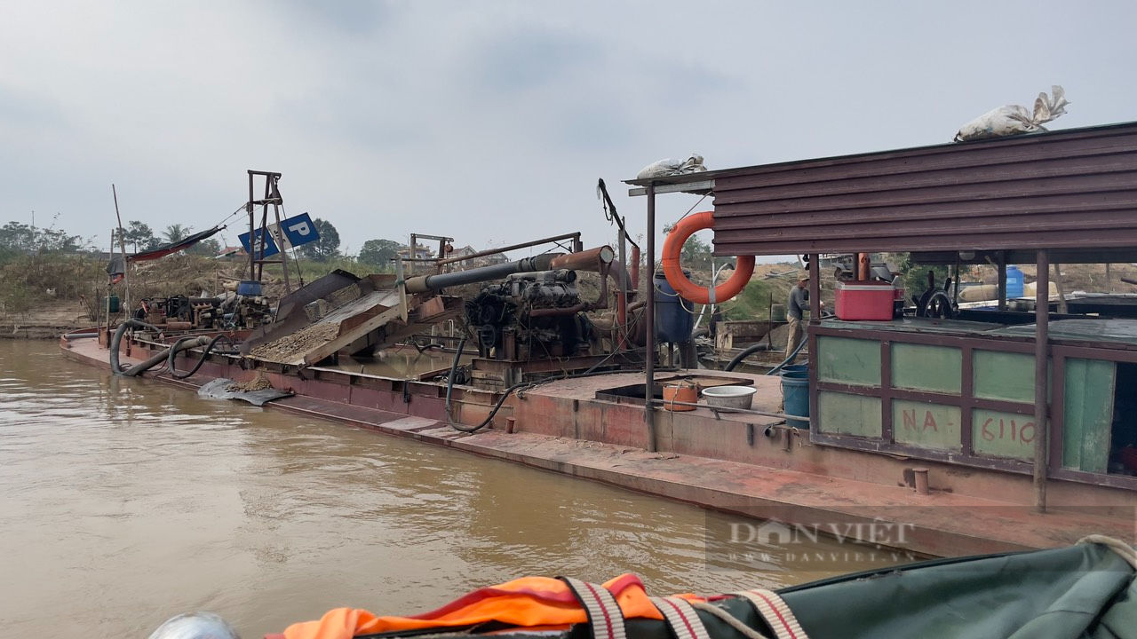 Công an Quảng Trị liên tục bắt tàu khai thác cát trái phép trên sông Thạch Hãn - Ảnh 1.