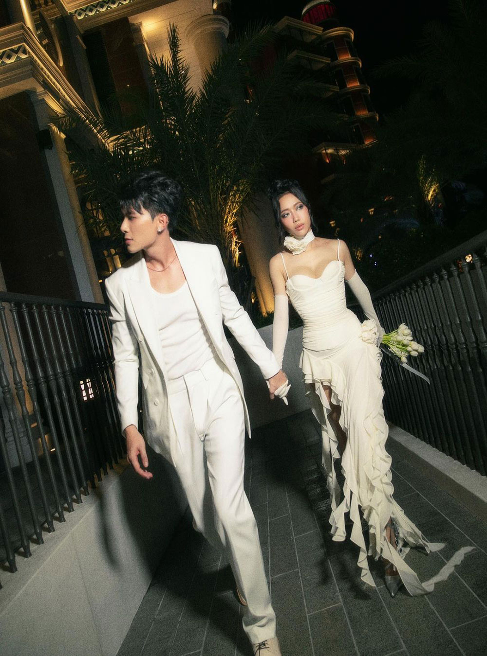 Những chiếc váy cưới táo bạo nhất của cô dâu VBiz: Diệu Nhi không ngại cắt xẻ, Phương Nga diện thiết kế croptop phá cách - Ảnh 3.