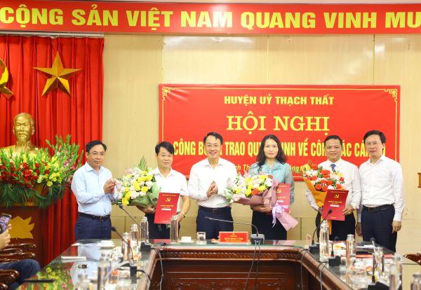 Thạch Thất có Trưởng phòng Y tế, Phó trưởng ban Tổ chức Huyện ủy mới  - Ảnh 1.