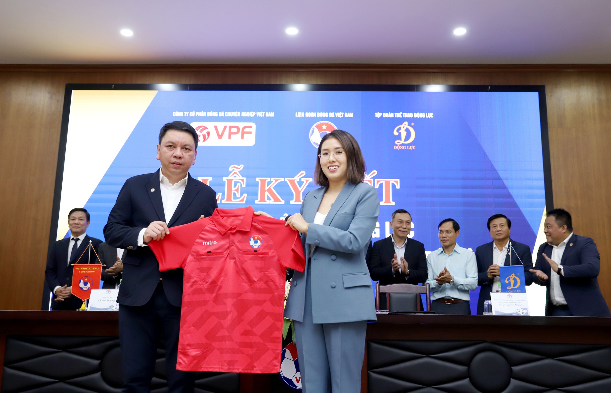 Bóng đá Việt Nam nhận gói tài trợ gần 100 tỉ đồng - Ảnh 2.