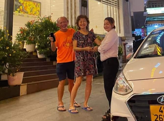 Nữ tài xế Lado taxi trả điện thoại cho khách nước ngoài quên trên xe được khen thưởng - Ảnh 1.