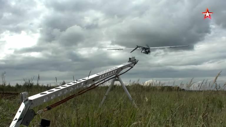UAV Lastochka-M Nga bắt đầu săn tìm các tổ hợp HIMARS của Ukraine - Ảnh 10.