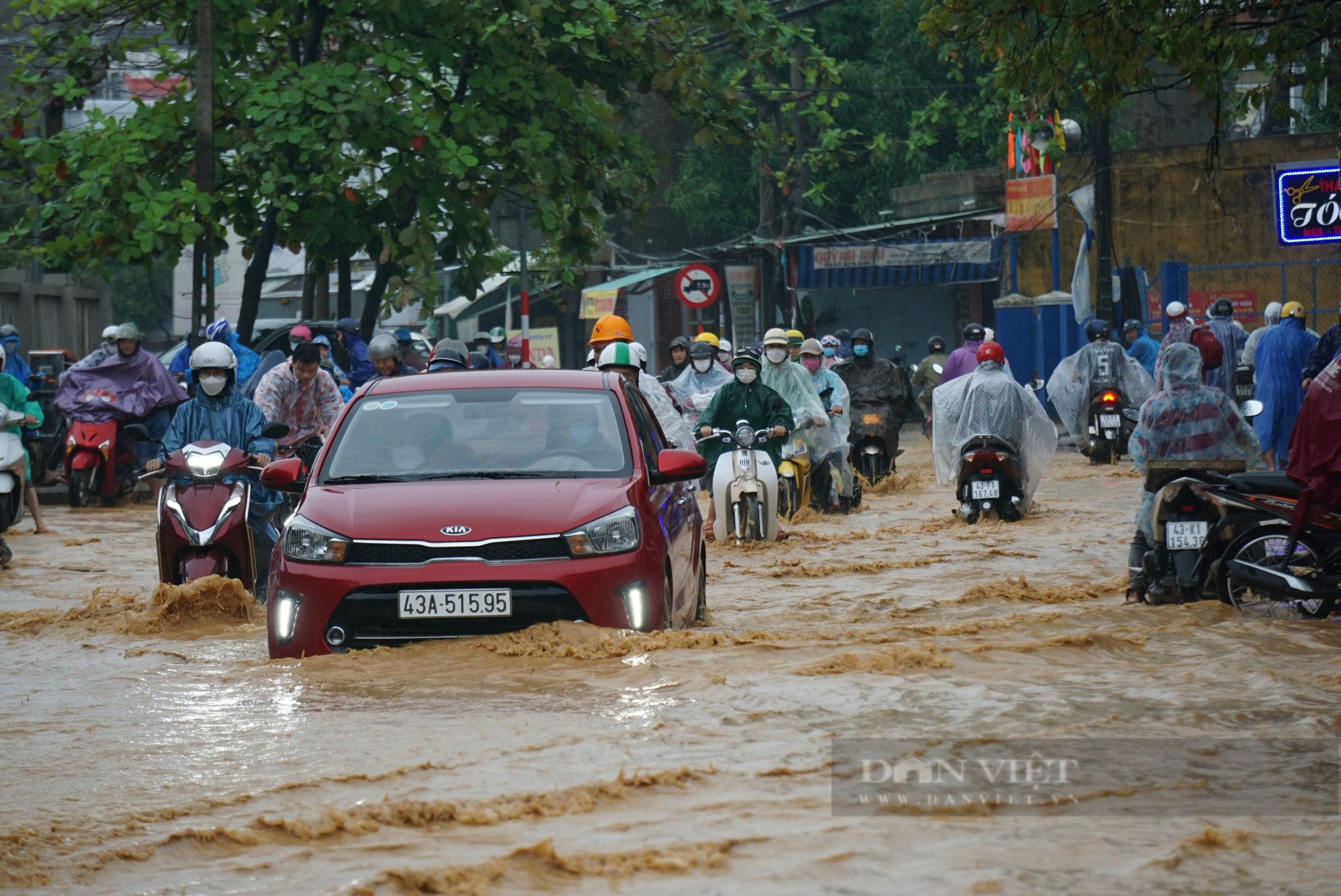 Chỉ hơn 1 tuần sau trận mưa lịch sử, Đà Nẵng lại ngập do mưa lớn - Ảnh 2.