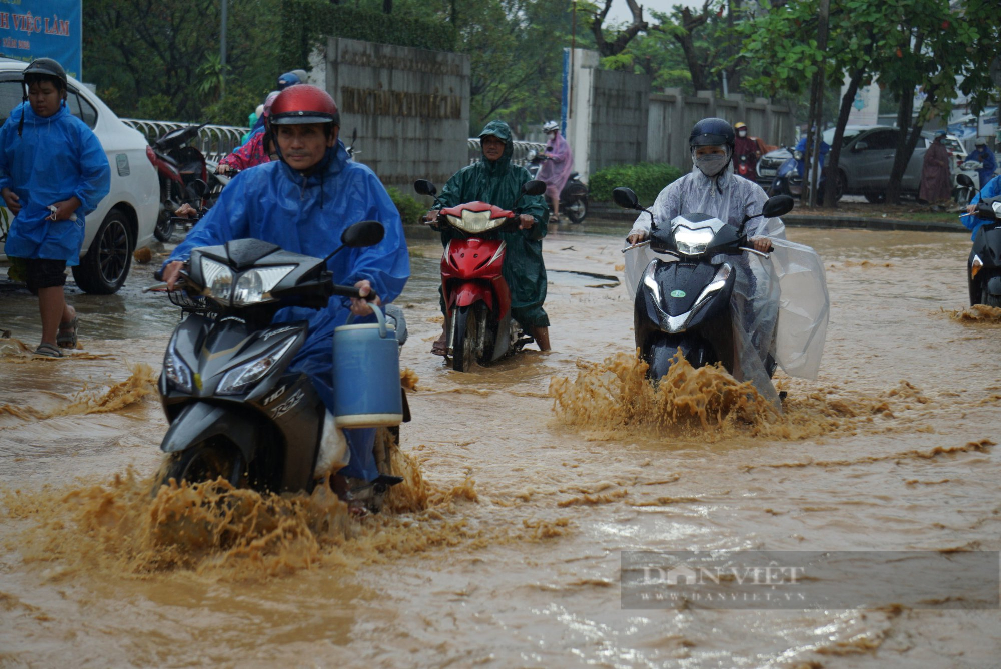 Chỉ hơn 1 tuần sau trận mưa lịch sử, Đà Nẵng lại ngập do mưa lớn - Ảnh 3.