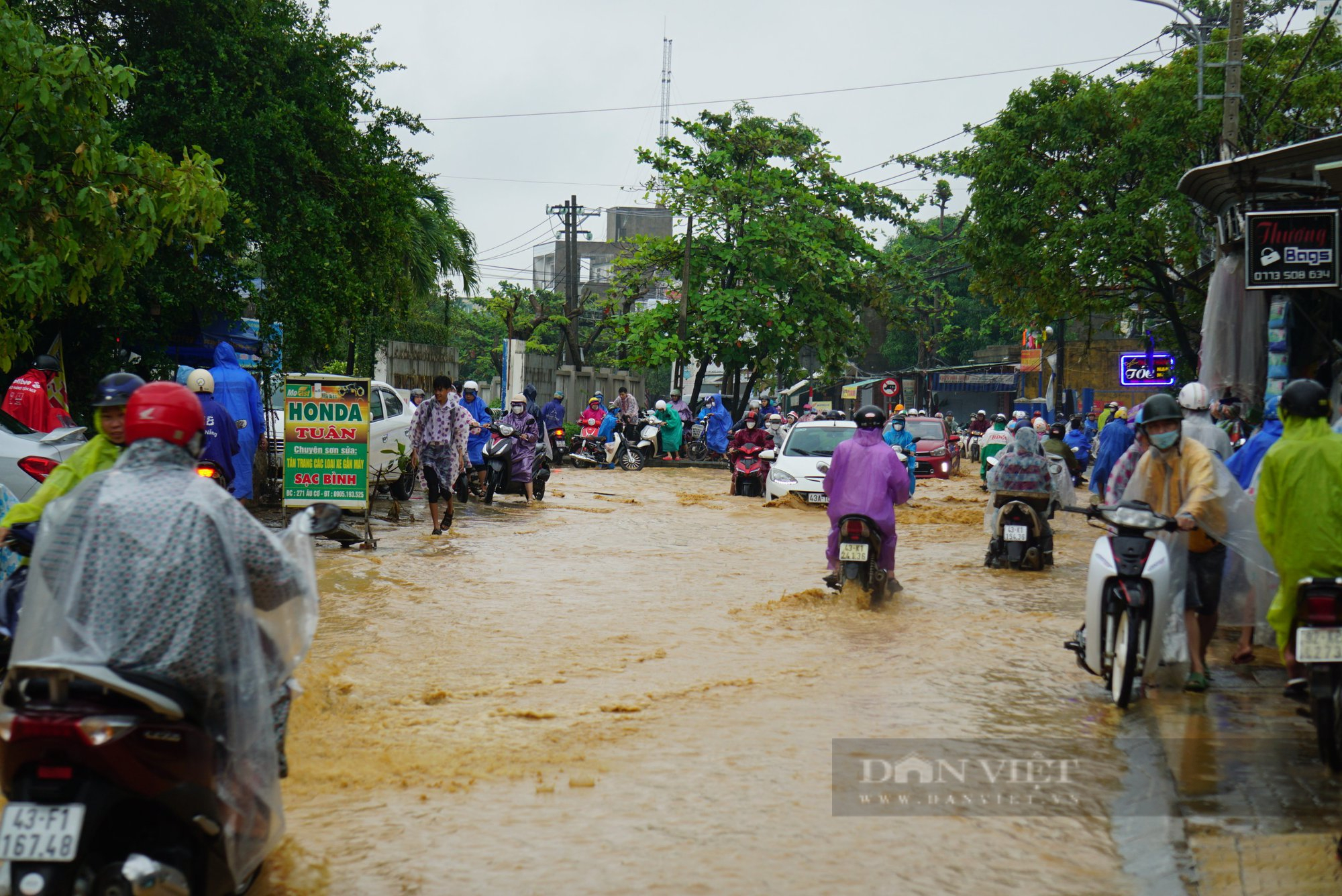 Chỉ hơn 1 tuần sau trận mưa lịch sử, Đà Nẵng lại ngập do mưa lớn - Ảnh 4.