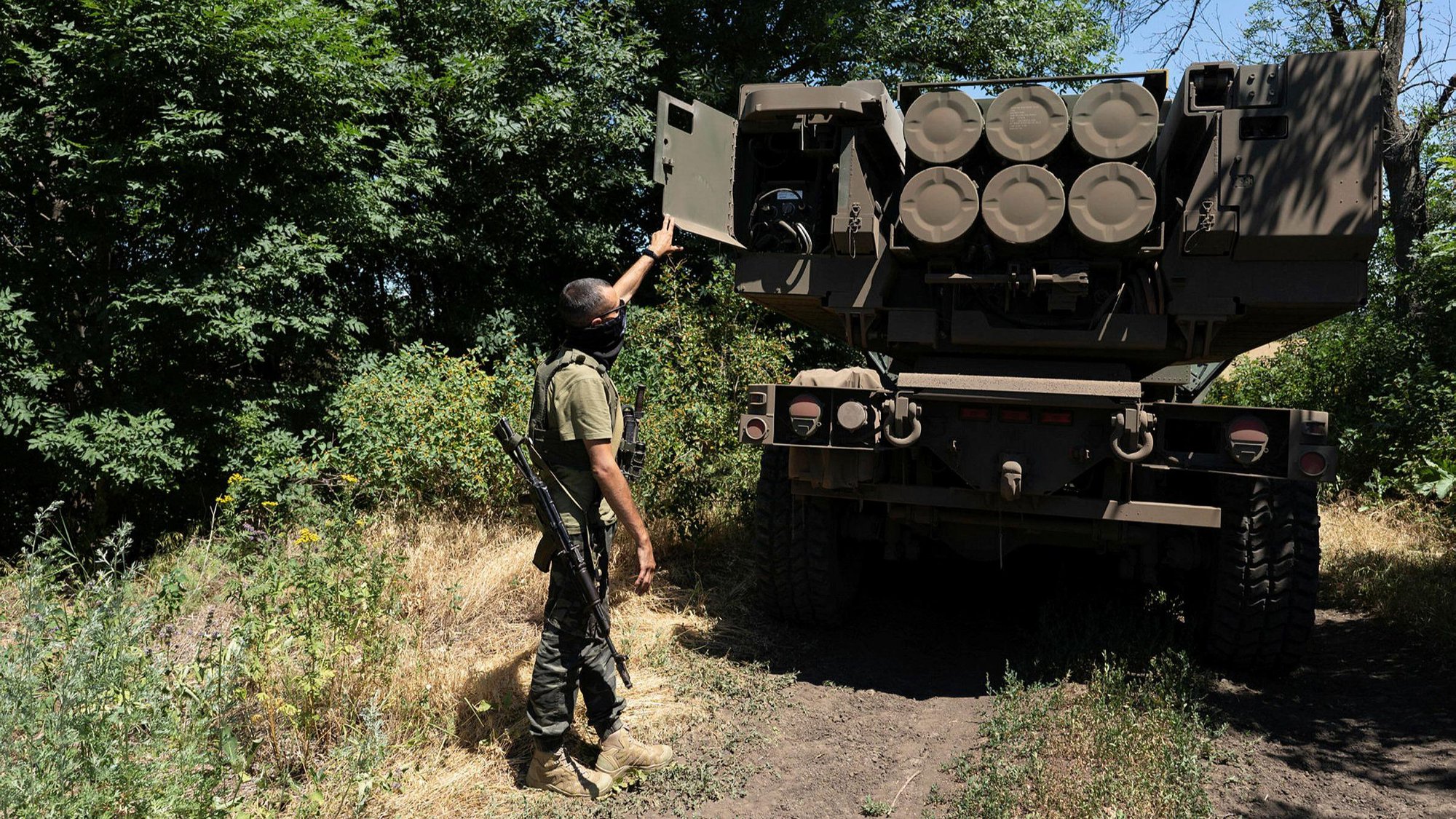 UAV Lastochka-M Nga bắt đầu săn tìm các tổ hợp HIMARS của Ukraine - Ảnh 3.