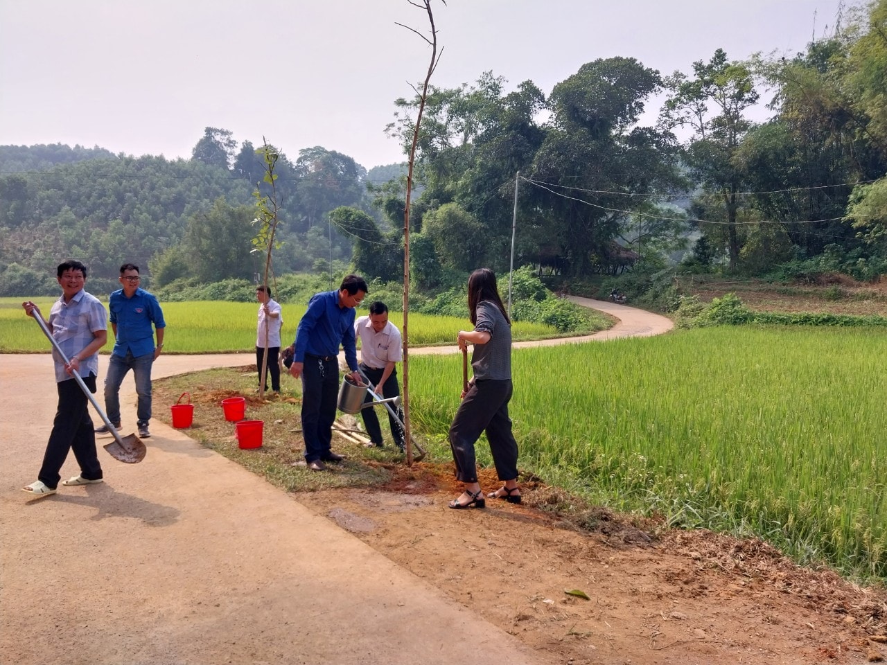 Hội nông dân tỉnh Thái Nguyên bàn giao mô hình thu gom rác thải bảo vệ môi trường nông thôn - Ảnh 2.