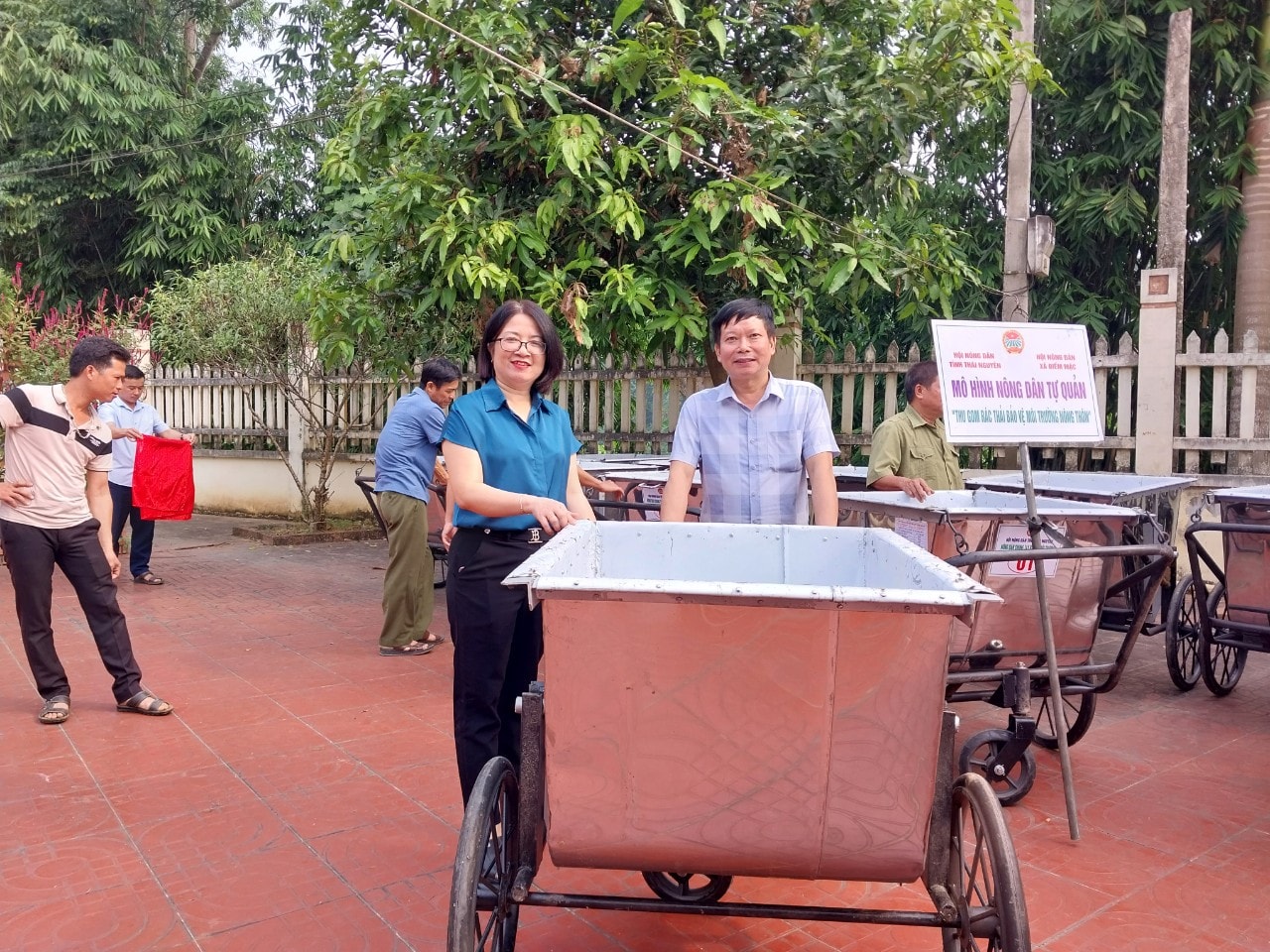 Hội nông dân tỉnh Thái Nguyên bàn giao mô hình thu gom rác thải bảo vệ môi trường nông thôn - Ảnh 3.
