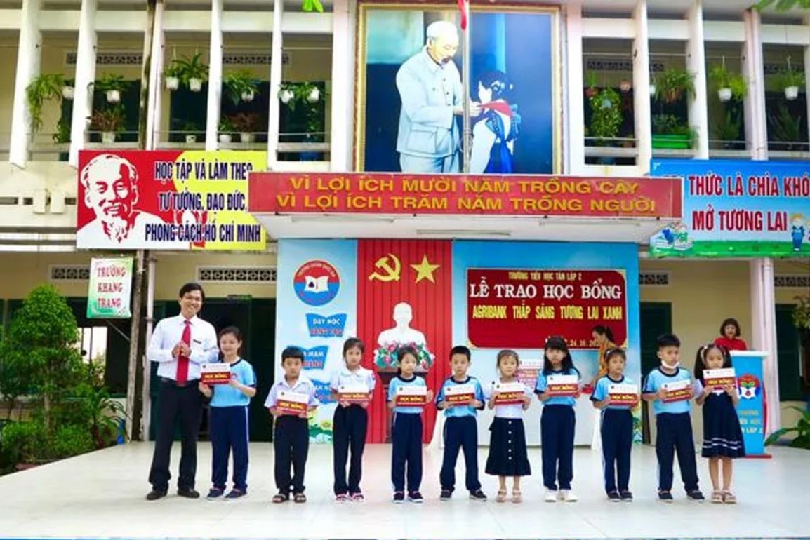 Agribank Chi nhánh tỉnh Khánh Hòa trao 65 suất học bổng cho học sinh - Ảnh 1.