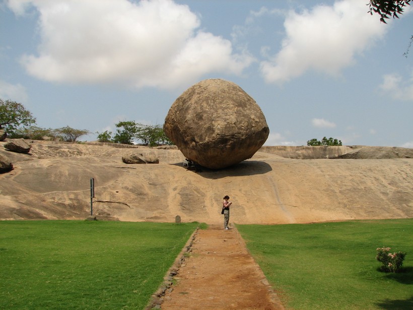 Tảng đá lạ nghiêng hơn 1.300 năm không đổ, chưa ai giải thích được sự tồn tại của tảng đá này  - Ảnh 2.