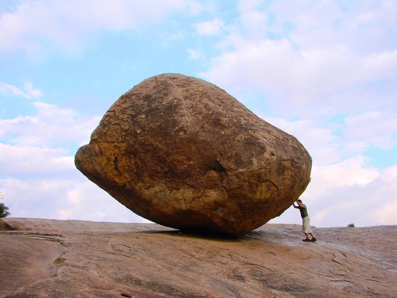 Tảng đá lạ nghiêng hơn 1.300 năm không đổ, chưa ai giải thích được sự tồn tại của tảng đá này  - Ảnh 4.