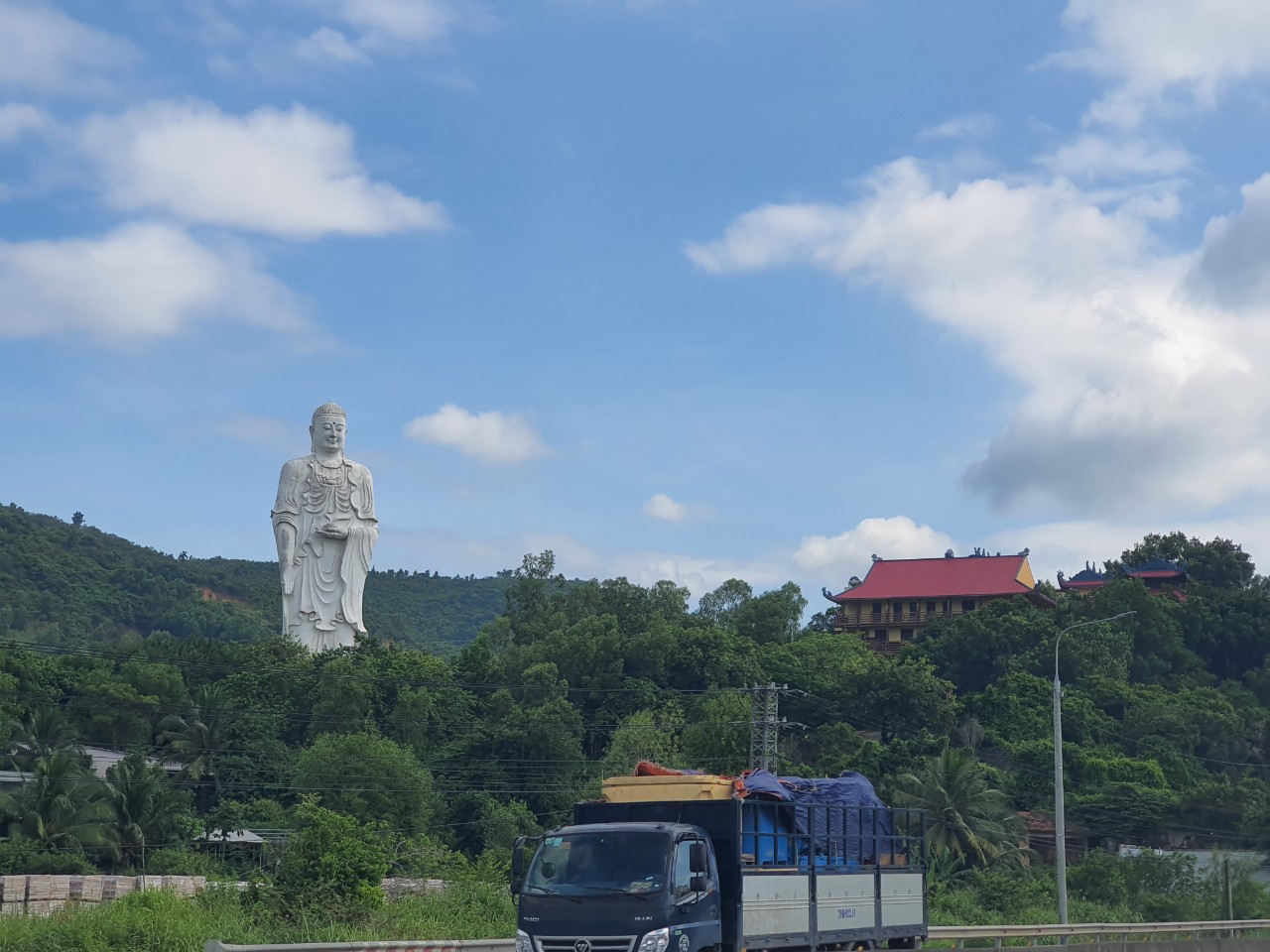 Khánh Hòa: Ngôi chùa có tượng Phật A Di Đà ngoài trời lớn nhất Việt Nam - Ảnh 1.
