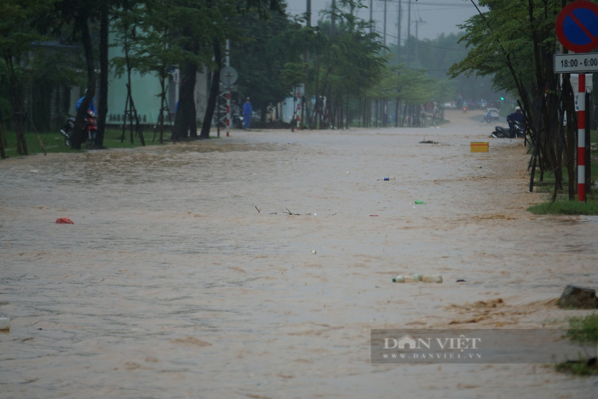 Chỉ hơn 1 tuần sau trận mưa lịch sử, Đà Nẵng lại ngập do mưa lớn - Ảnh 1.