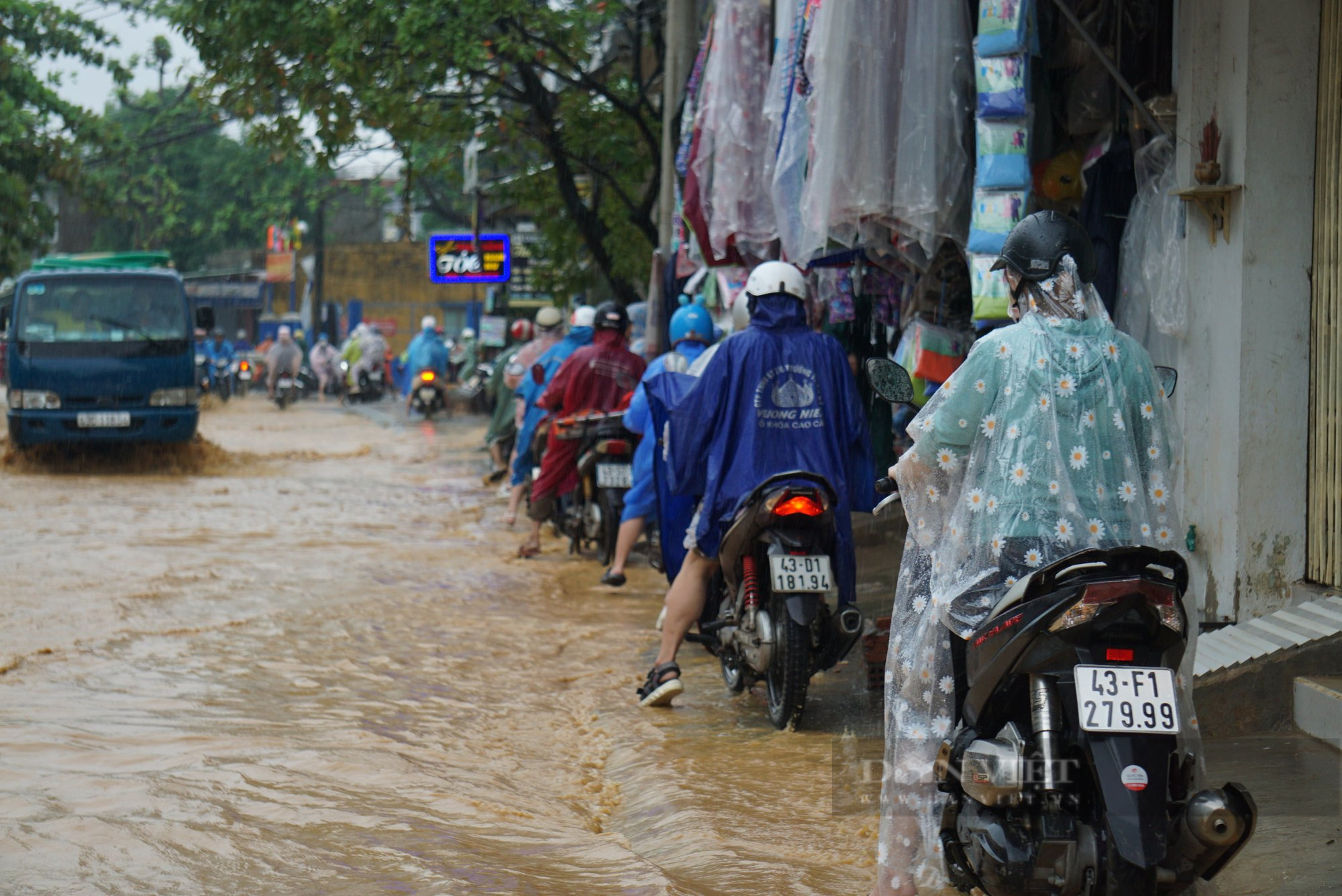 Chỉ hơn 1 tuần sau trận mưa lịch sử, Đà Nẵng lại ngập do mưa lớn - Ảnh 6.