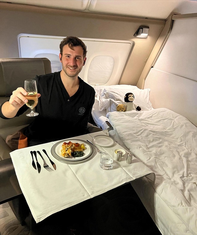 Bay hơn 2.000 chuyến chỉ vì thích ăn trên máy bay - Ảnh 2.