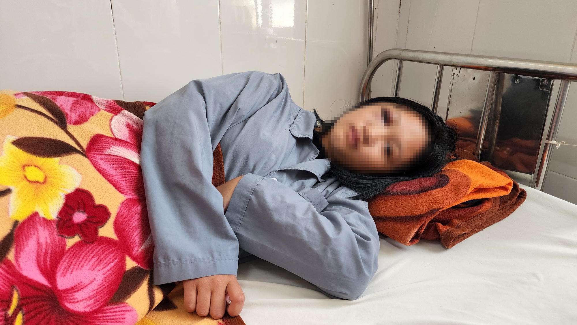 Nữ sinh lớp 7 bị đánh hội đồng ở Lâm Đồng, nhập viện trong tình trạng hoảng loạn  - Ảnh 2.
