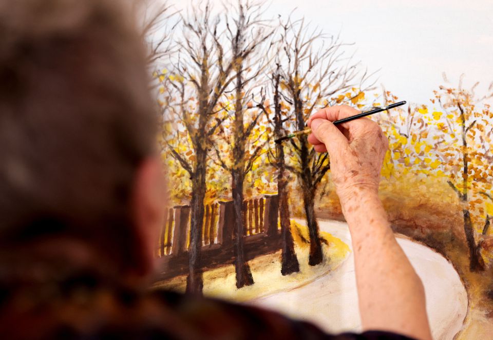 Nữ thợ may 100 tuổi vẫn say mê vẽ tranh 5 tiếng một ngày - Ảnh 2.