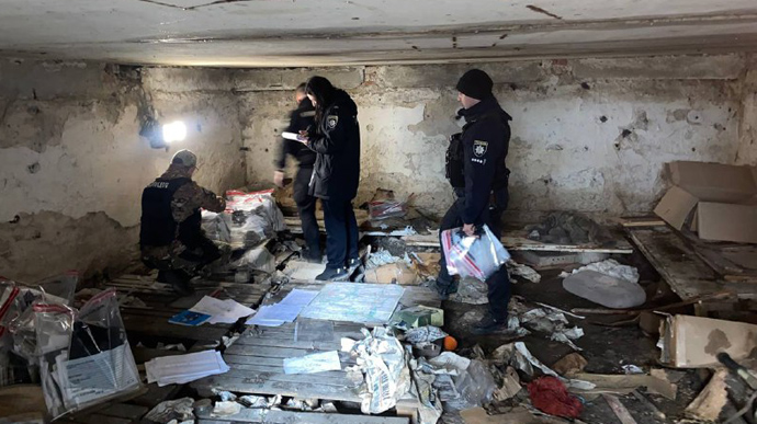 Ukraine phát hiện 13 túi tài liệu bí mật của Nga để lại ở Izium - Ảnh 1.