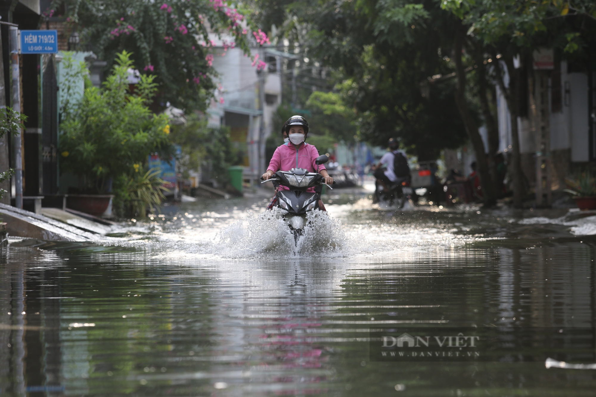 TP HCM: Triều cường dâng cao, đường biến thành sông - Ảnh 4.