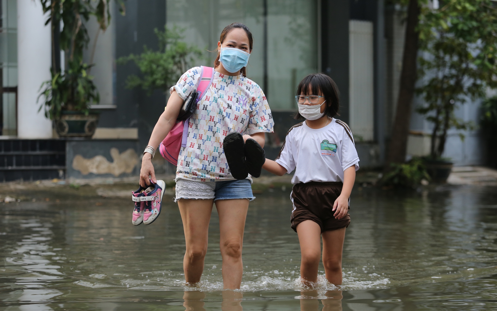 TP HCM: Triều cường dâng cao, đường biến thành sông