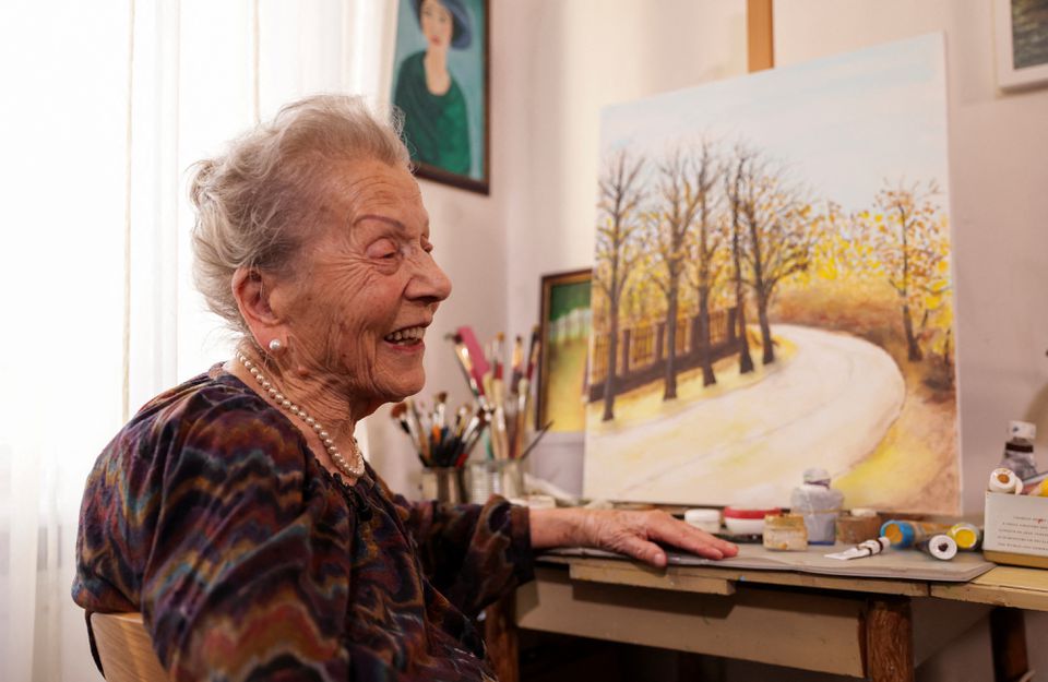 Nữ thợ may 100 tuổi vẫn say mê vẽ tranh 5 tiếng một ngày - Ảnh 1.