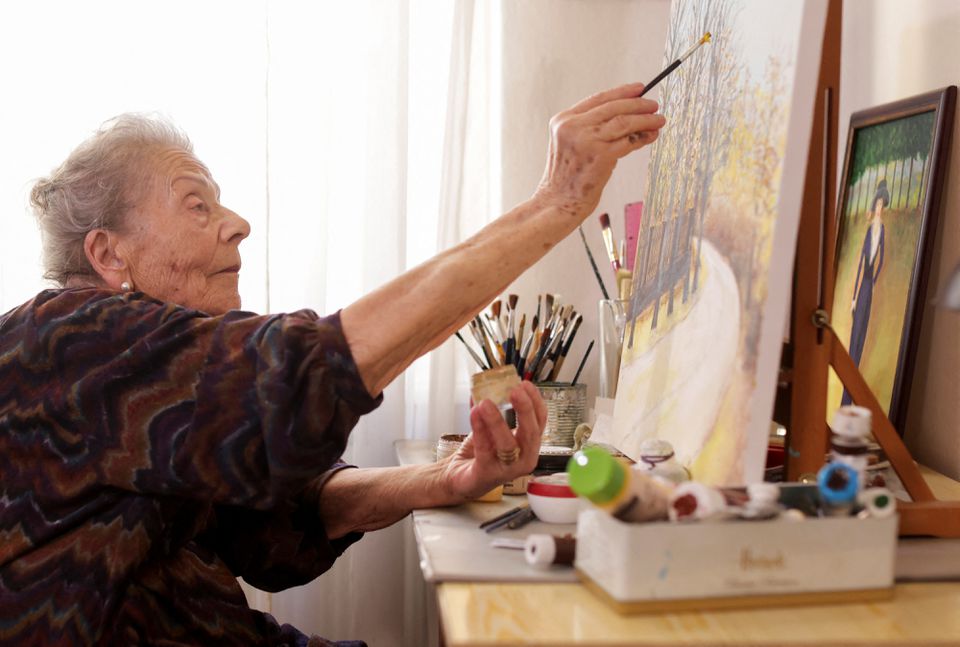 Nữ thợ may 100 tuổi vẫn say mê vẽ tranh 5 tiếng một ngày - Ảnh 3.
