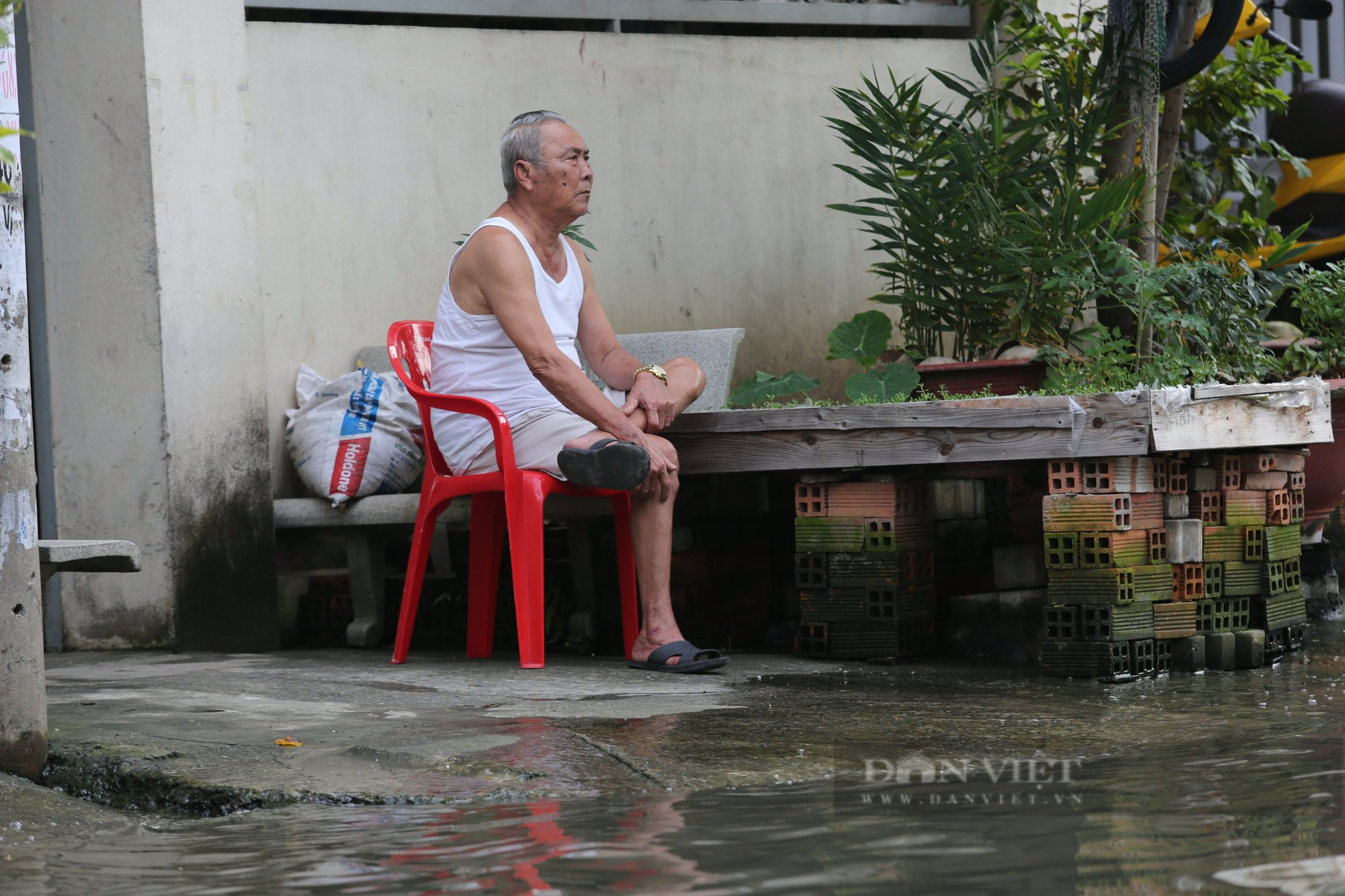 TP HCM: Triều cường dâng cao, đường biến thành sông - Ảnh 2.