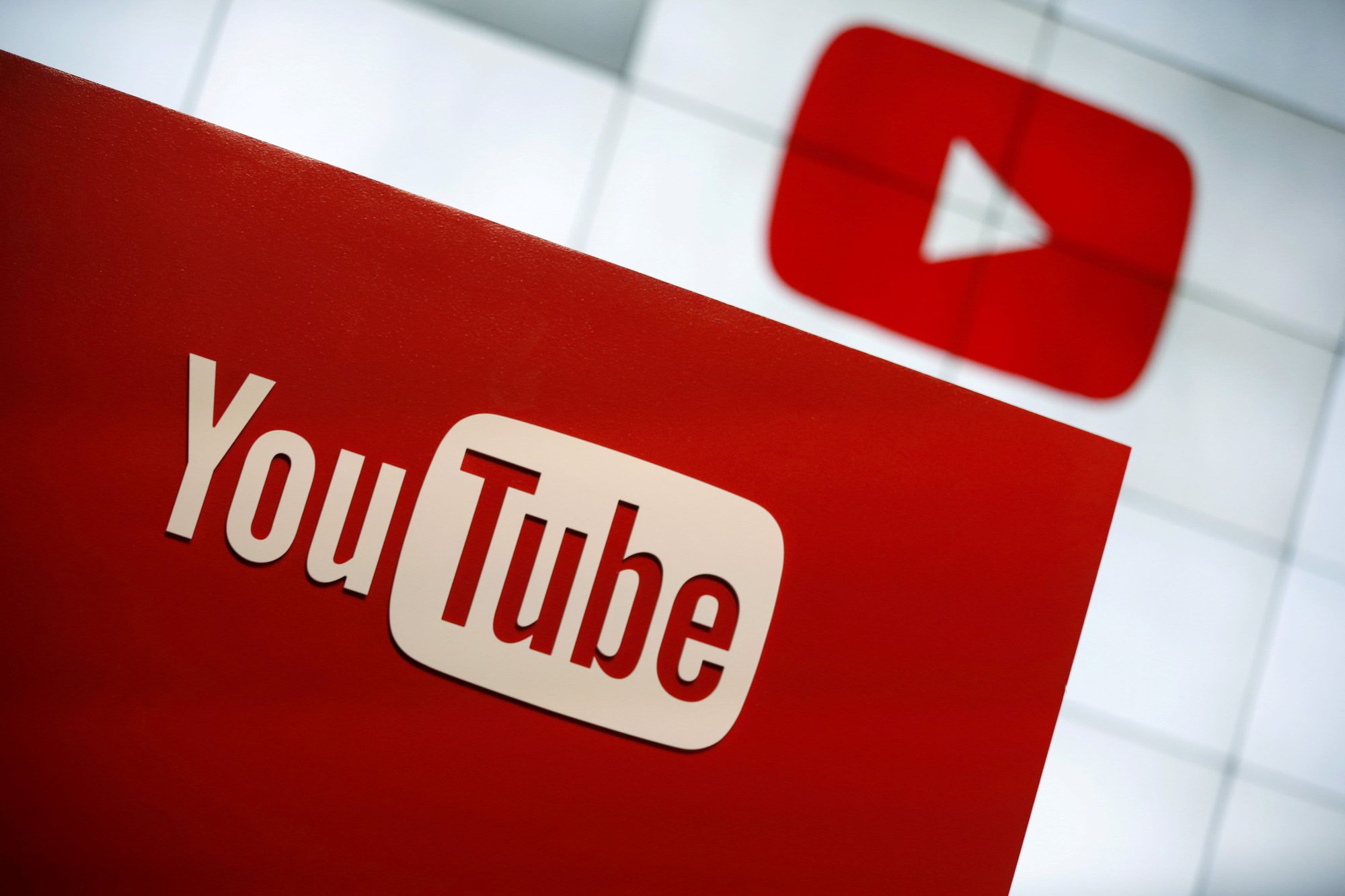 YouTube thấy doanh thu từ quảng cáo giảm nhẹ xuống còn $ 7,07 tỷ trong quý thứ ba. Ảnh: @AFP.