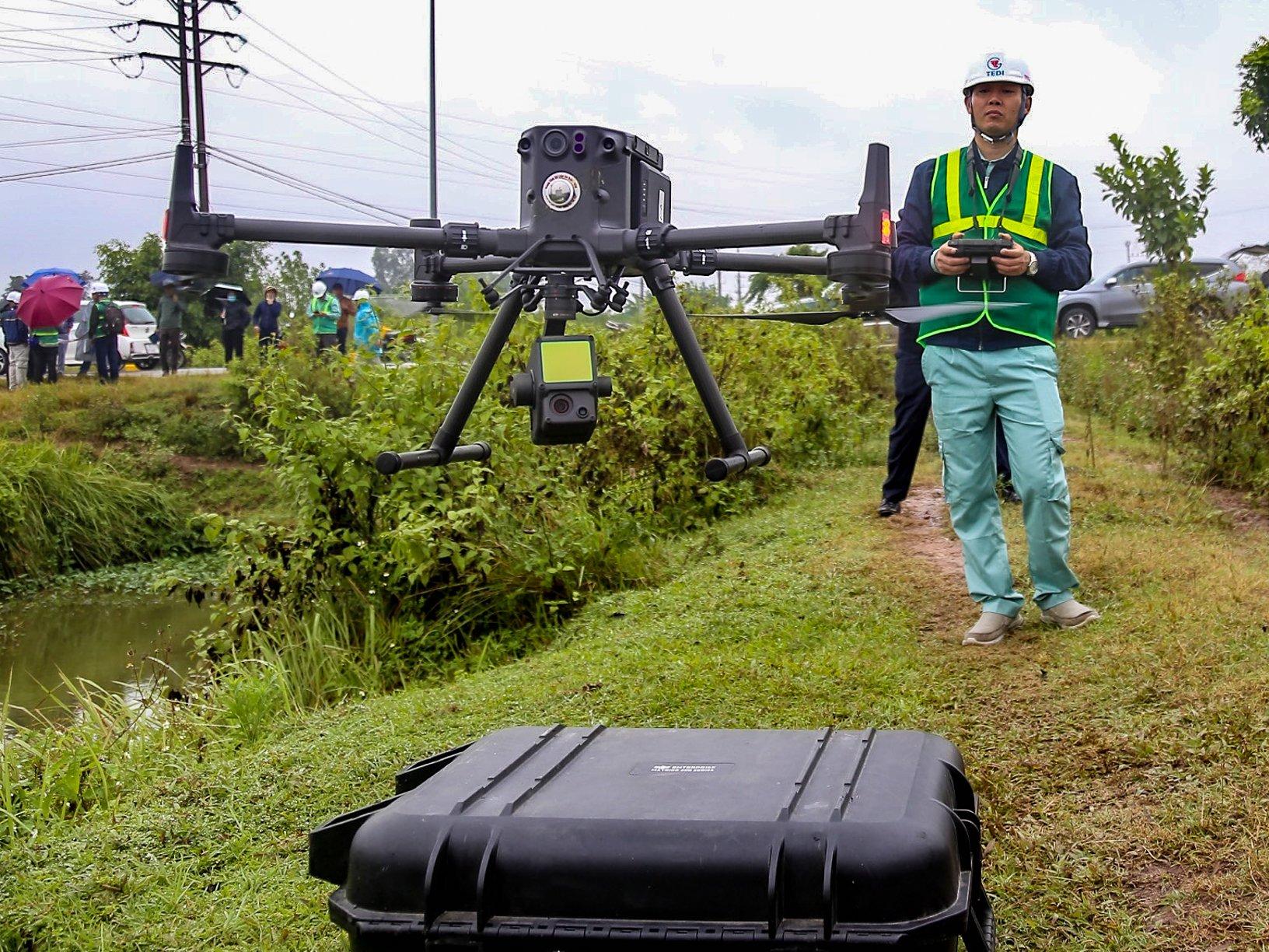 Cận cảnh flycam chuyên dụng phục vụ khảo sát cắm mốc giới đường vành đai 4 ở Hà Nội - Ảnh 1.