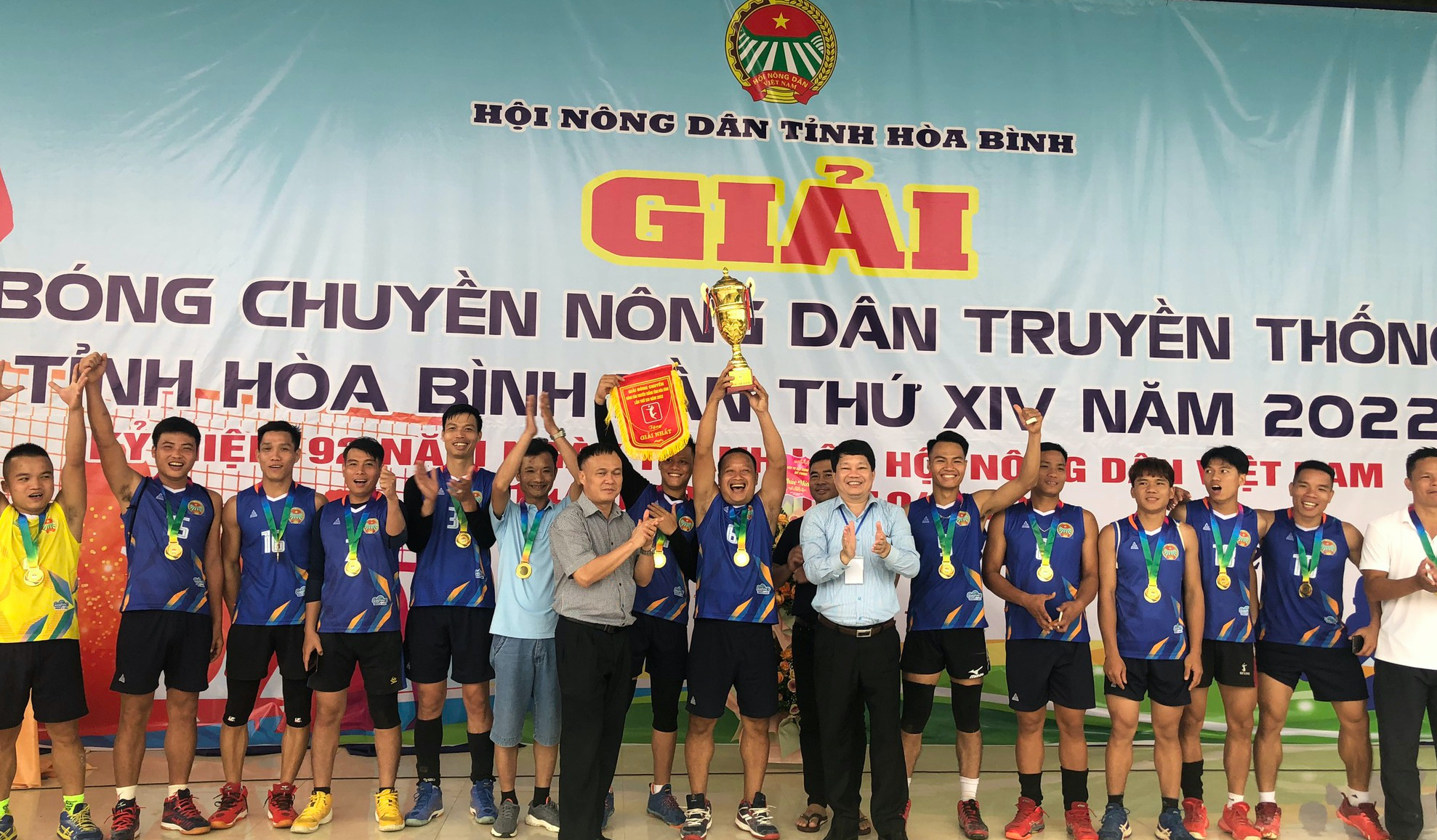 Hơn 100 vận động viên sôi nổi tranh tài giải bóng chuyền nông dân truyền thống tỉnh Hòa Bình - Ảnh 5.