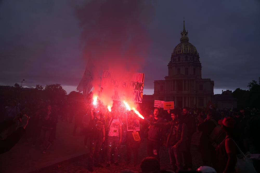 Mọi người đứng trong khói pháo sáng trong cuộc biểu tình ở Marseille. (Ảnh: @Daniel Cole / AP).