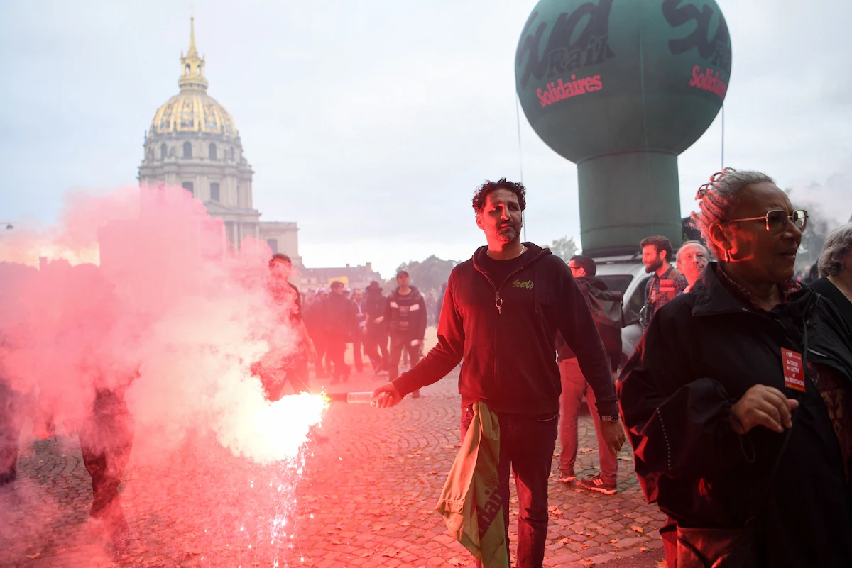 Một người biểu tình cầm pháo sáng trong cuộc biểu tình ở Paris. (Hình ảnh: @Bertrand Guay / AFP / Getty).