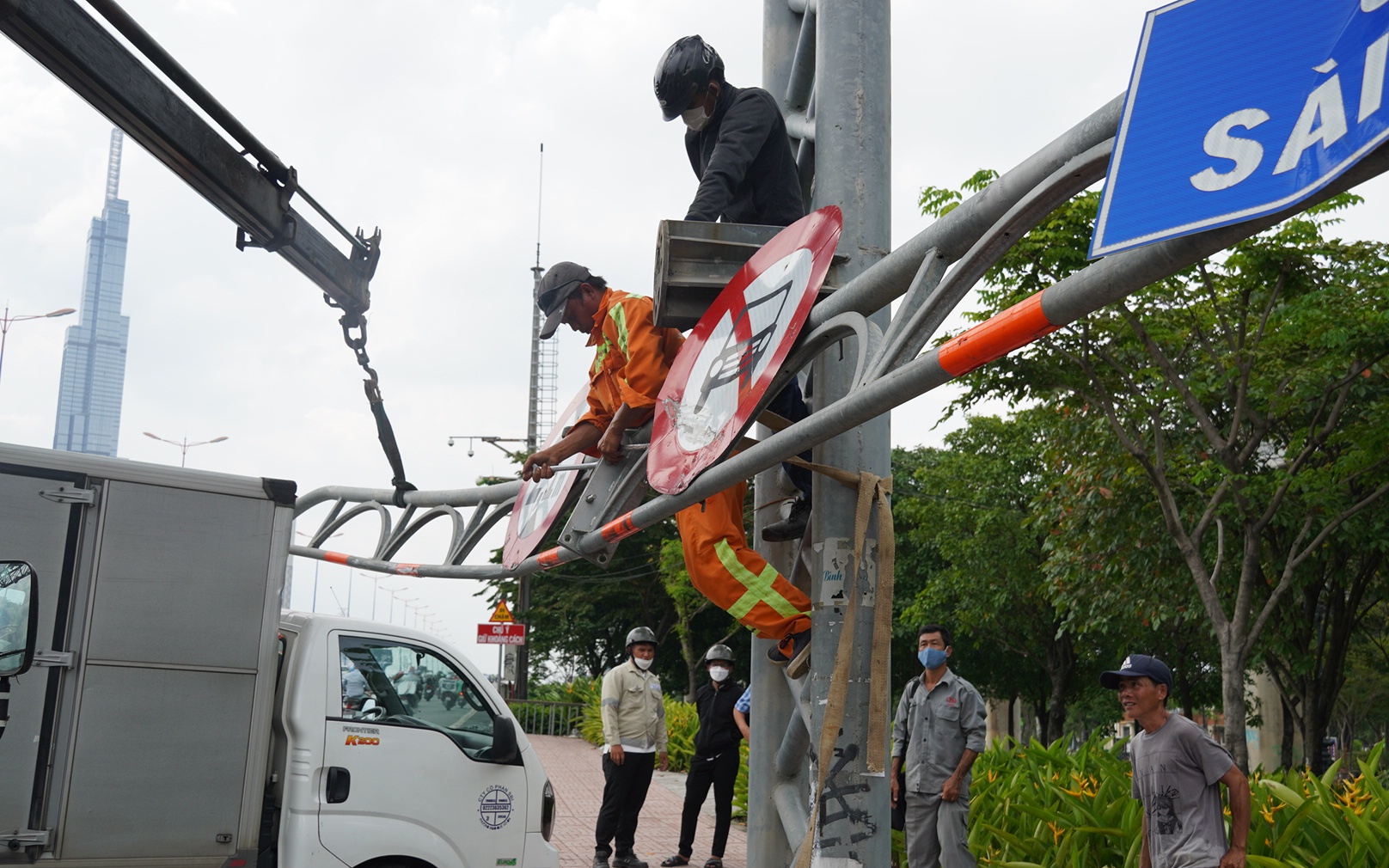 Vụ ô tô tải tông gãy thanh sắt giới hạn chiều cao dưới chân cầu Sài Gòn: Xe tải bị xe máy tạt đầu?