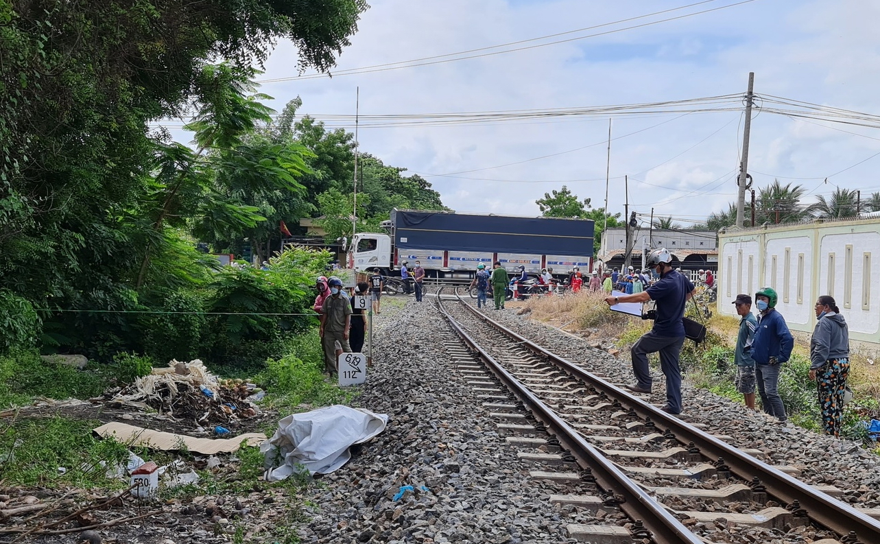 Ninh Thuận: Một phụ nữ bị tàu lửa kéo lê hơn 1 km bị tử vong rất thương tâm - Ảnh 2.