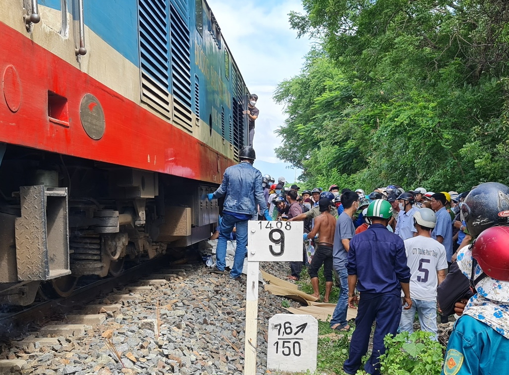 Ninh Thuận: Một phụ nữ bị tàu lửa kéo lê hơn 1 km bị tử vong rất thương tâm - Ảnh 1.