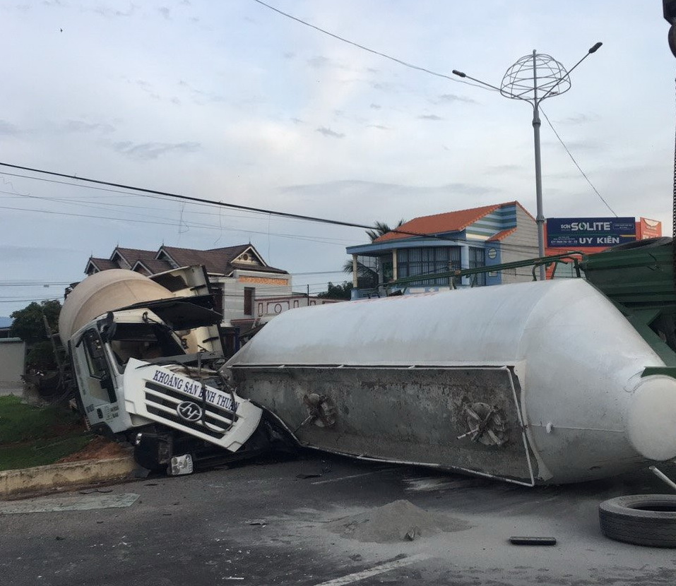 Bình Thuận: Tai nạn giao thông liên hoàn giữa 3 xe tải khiến vợ chết chồng bị thương nặng - Ảnh 2.