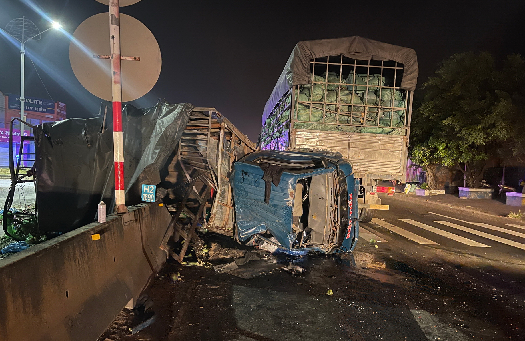 Bình Thuận: Tai nạn giao thông liên hoàn giữa 3 xe tải khiến vợ chết chồng bị thương nặng - Ảnh 1.