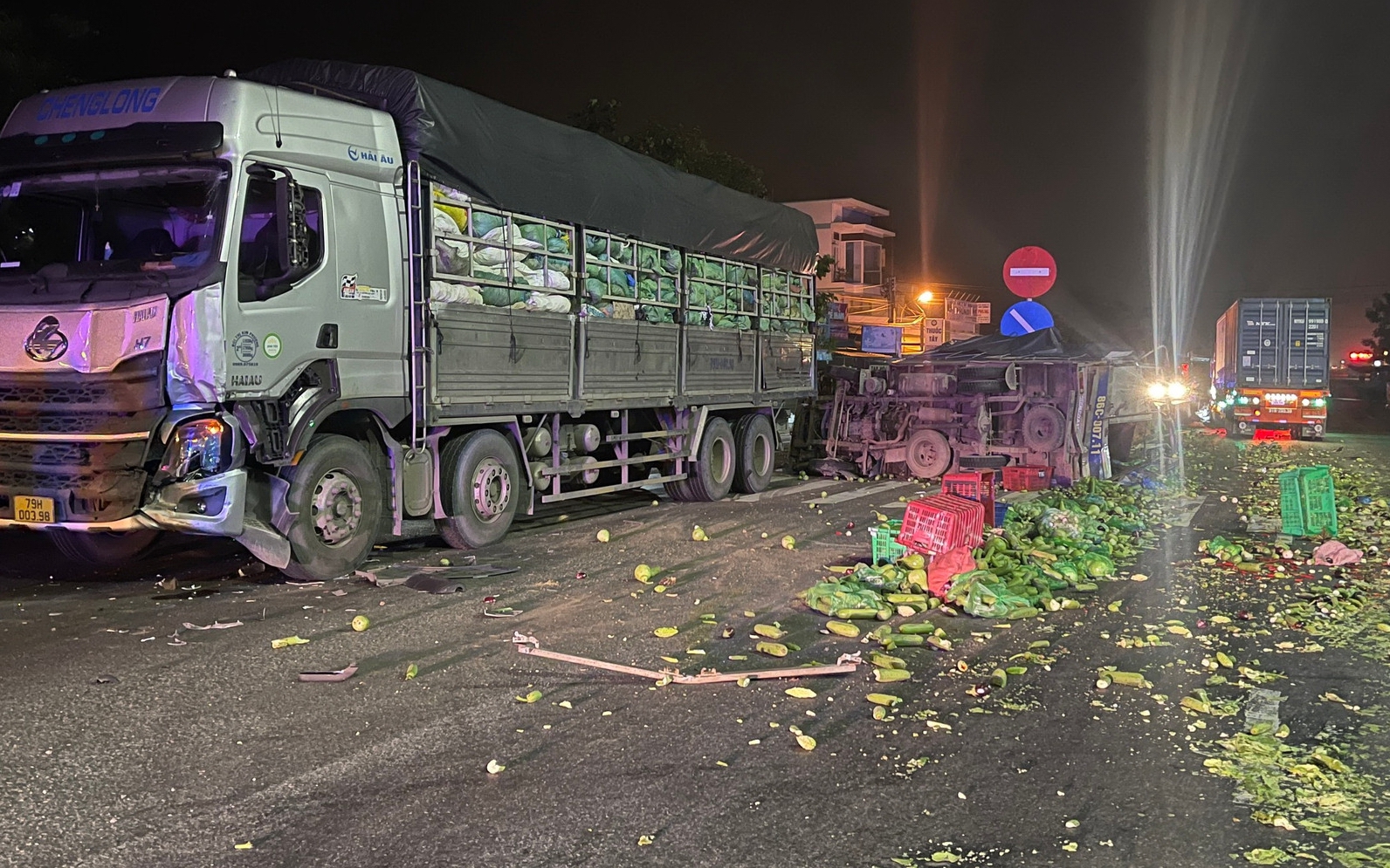 Bình Thuận: Tai nạn giao thông liên hoàn giữa 3 xe tải khiến vợ chết, chồng bị thương nặng