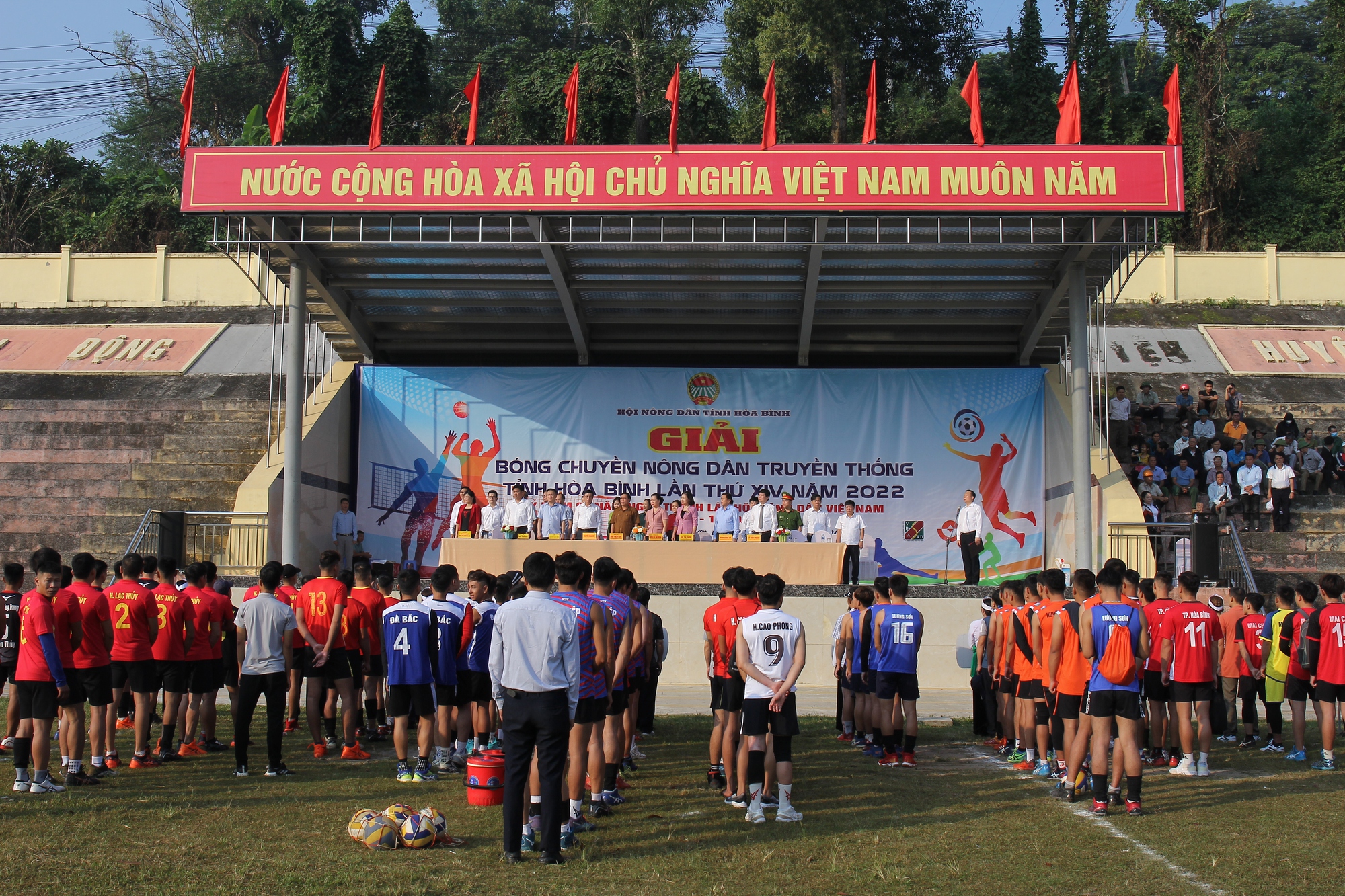 Hơn 100 vận động viên sôi nổi tranh tài giải bóng chuyền nông dân truyền thống tỉnh Hòa Bình - Ảnh 2.