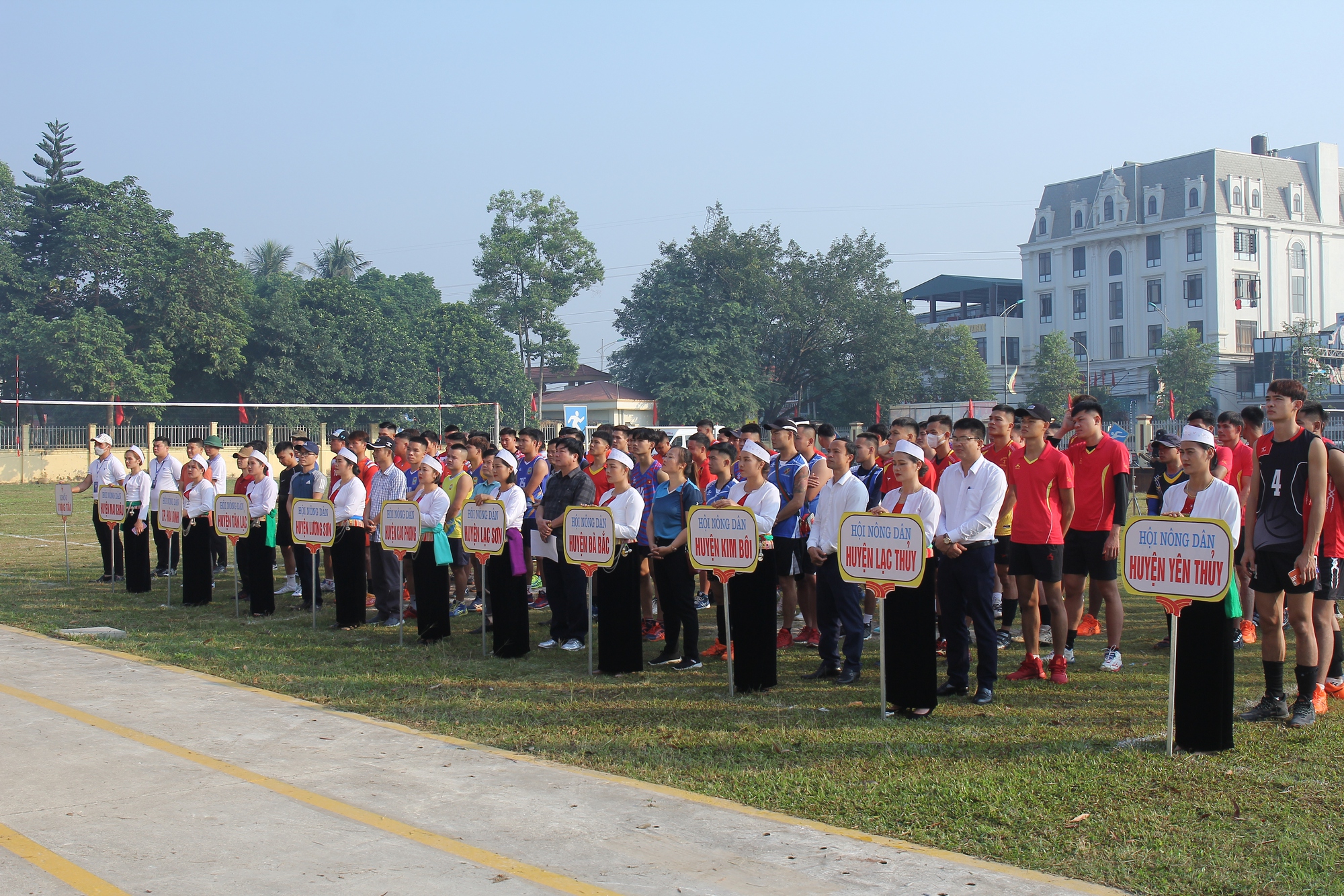 Hơn 100 vận động viên sôi nổi tranh tài giải bóng chuyền nông dân truyền thống tỉnh Hòa Bình - Ảnh 3.