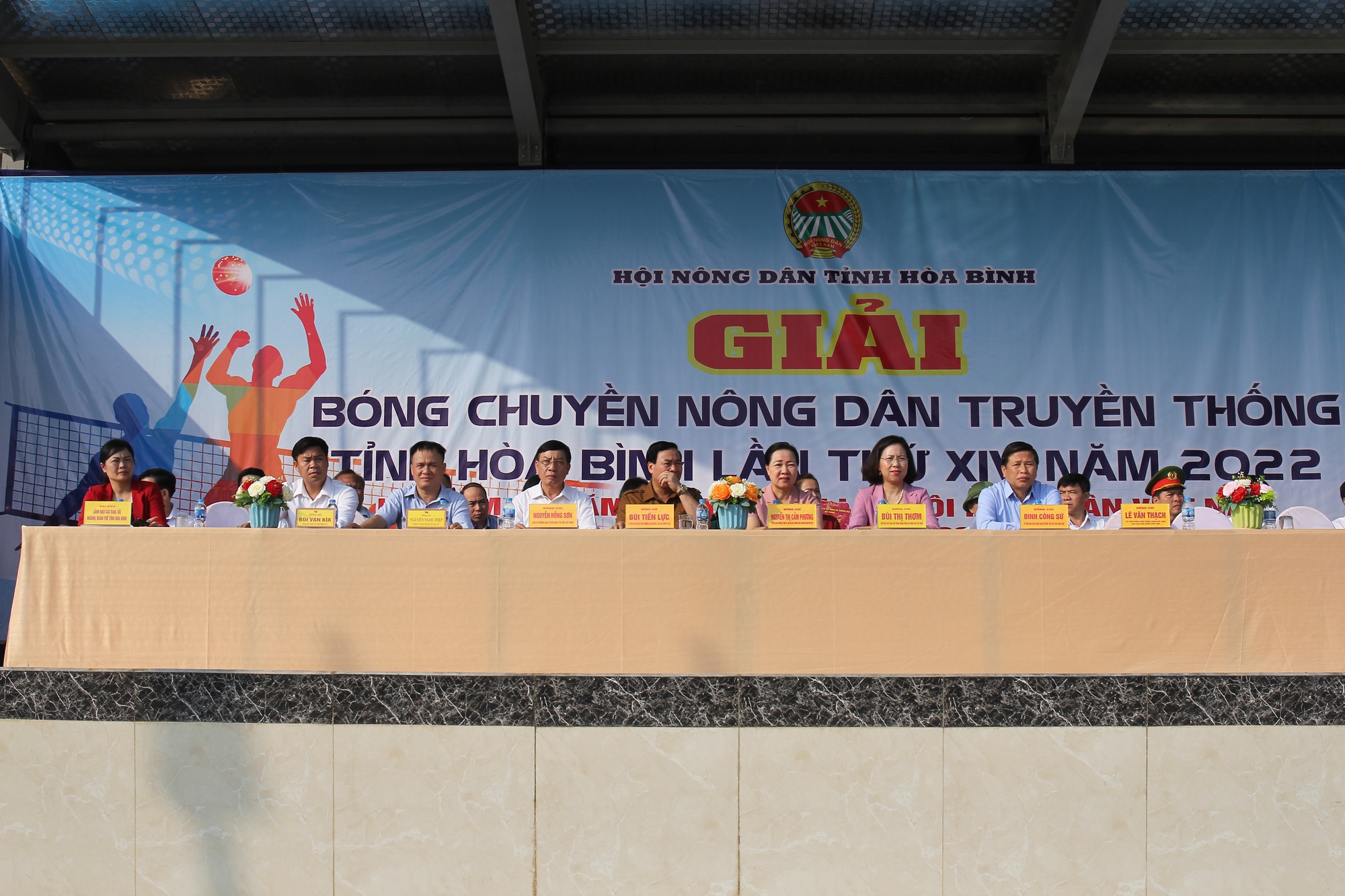 Hơn 100 vận động viên sôi nổi tranh tài giải bóng chuyền nông dân truyền thống tỉnh Hòa Bình - Ảnh 1.
