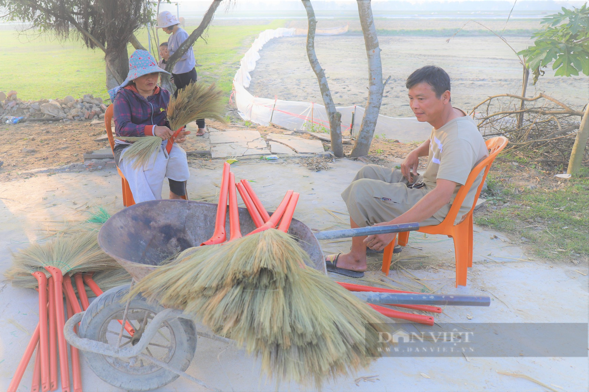 Hà Tĩnh: Cả làng sống “khỏe” nhờ có nghề làm chổi đót truyền thống  - Ảnh 2.