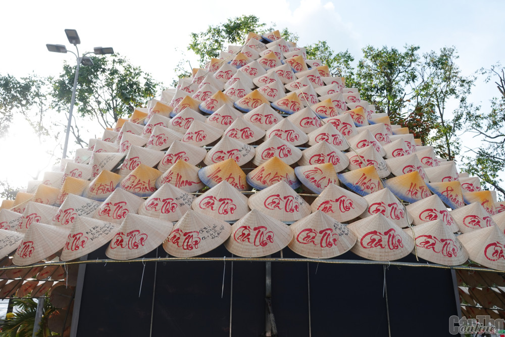 Nón lá thư pháp khổng lồ ở Bến Ninh Kiều - Ảnh 7.