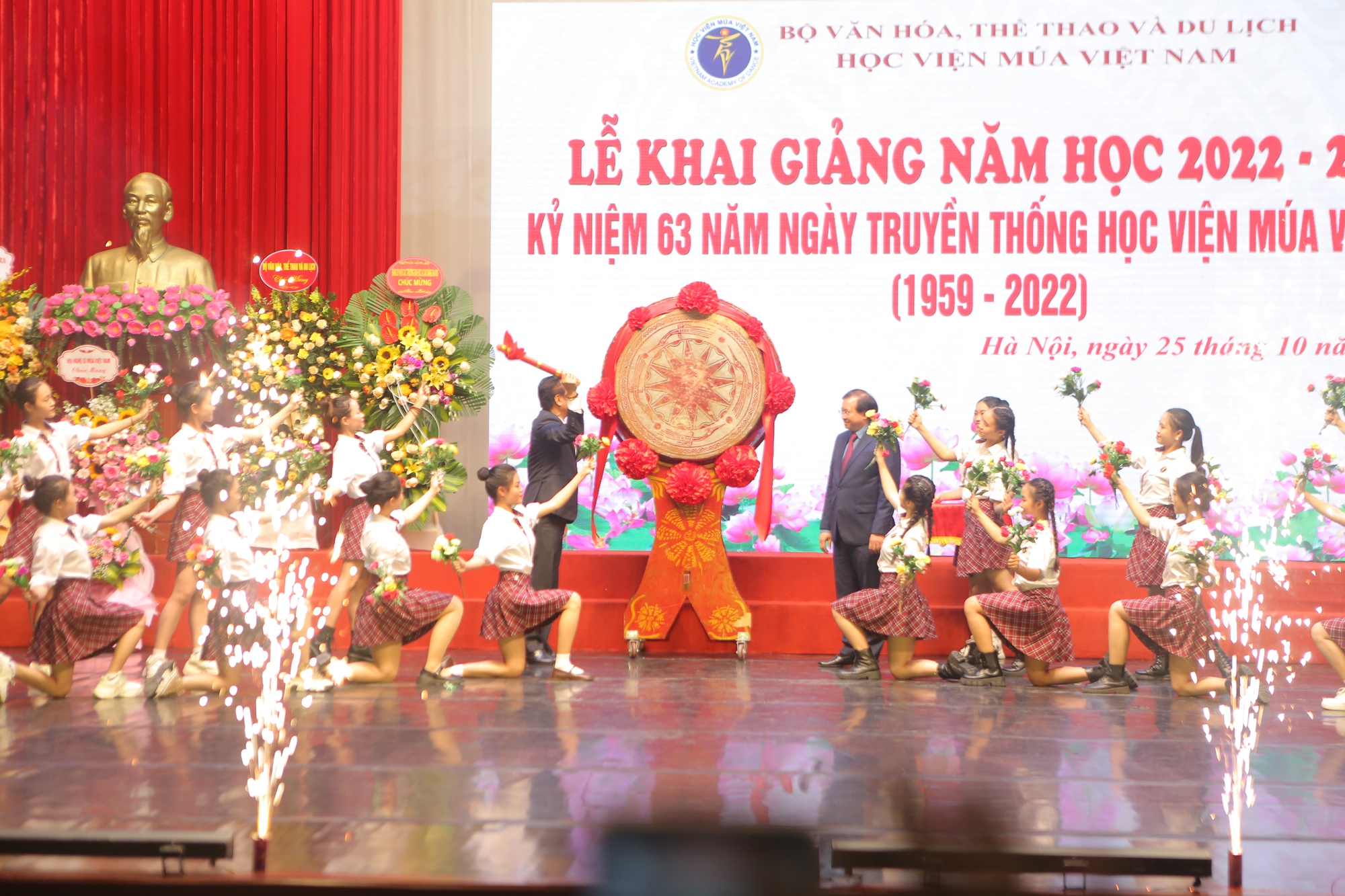 Kỷ niệm 63 năm ngày truyền thống Học viện Múa Việt Nam - Ảnh 1.