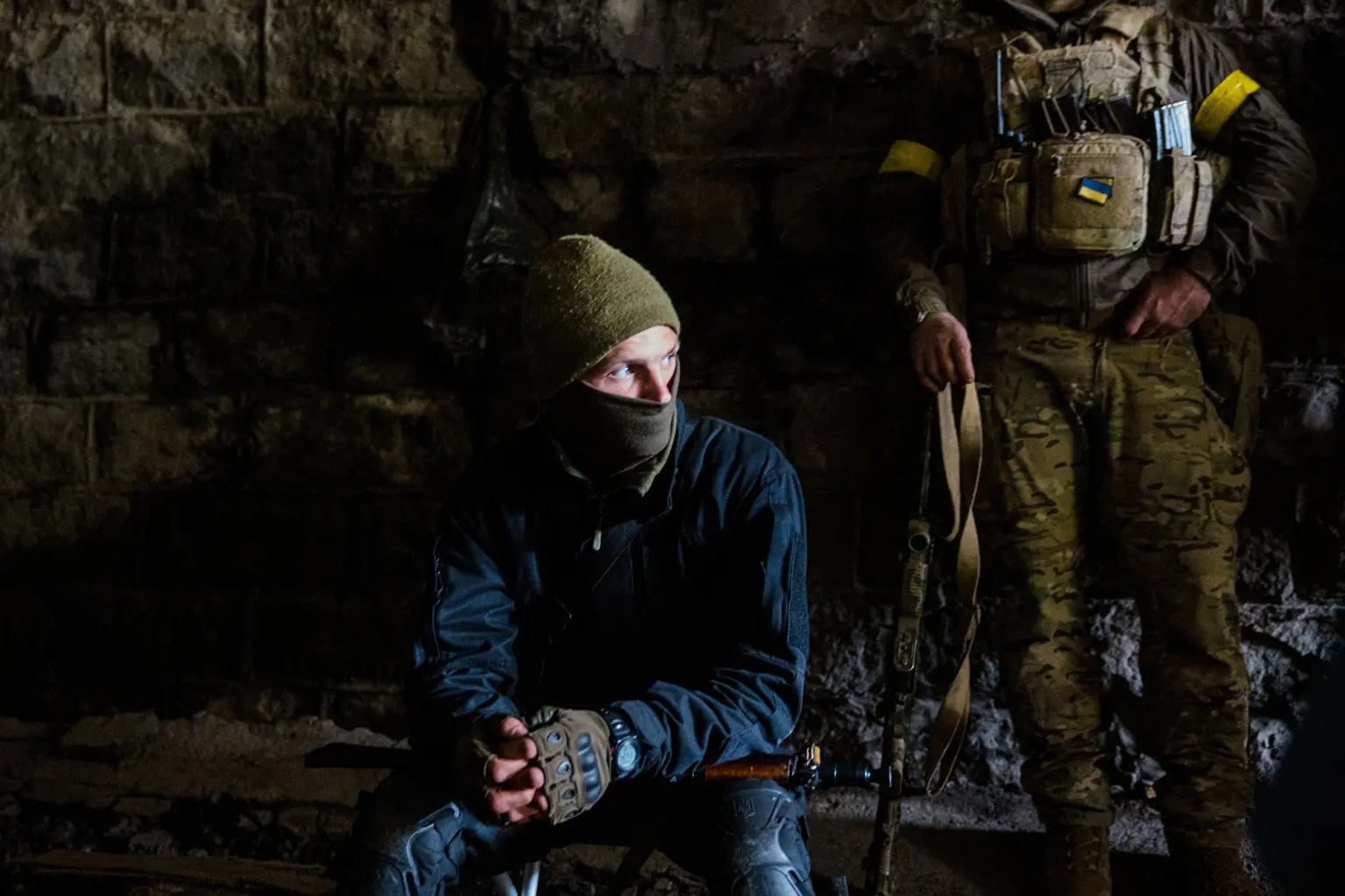 Binh sĩ Ukraine chật vật chống chọi với cái lạnh trong chiến hào ở chiến trường miền Đông - Ảnh 1.