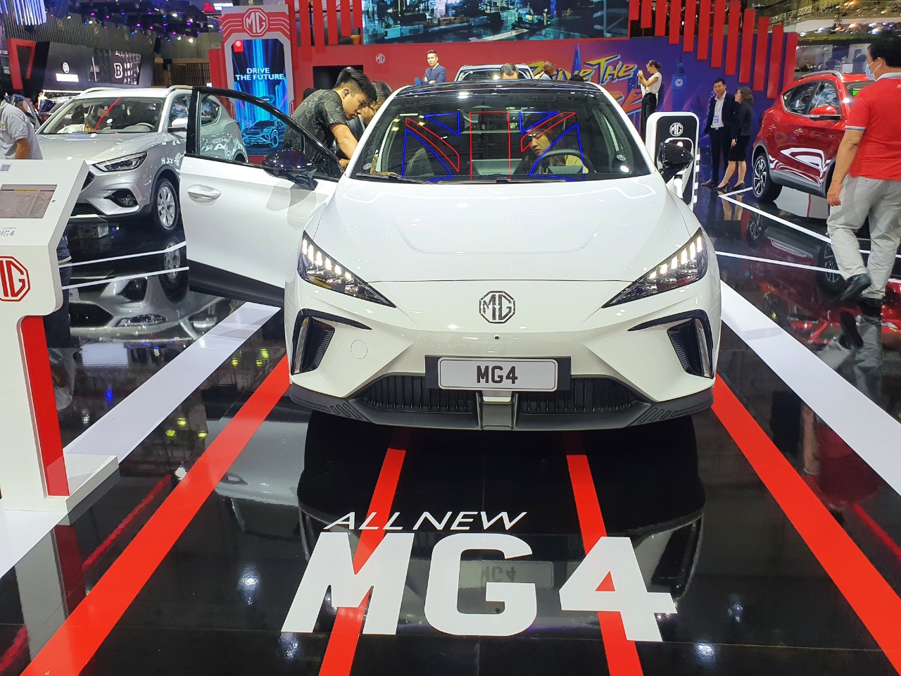 Nhiều mẫu ô tô lần đầu ra mắt thị trường Việt Nam - Ảnh 5.