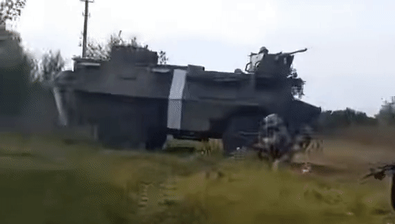 Nga tung hình ảnh thiết giáp VAB Pháp chuyển cho Ukraine trúng mìn tại Kherson - Ảnh 1.